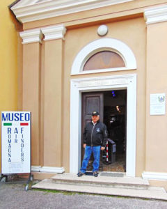 Leo Venieri, Presidente e socio fondatore dei Romagna Air Finders, all’ingresso della ex-chiesa a Fusignano che ospita il museo.