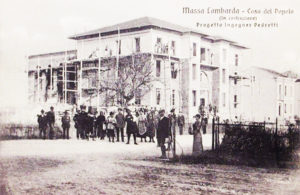 Cartolina raffigurante la costruzione della Casa del Popolo a Massa Lombarda.