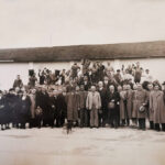 Fotografia datata 1936, con al centro Andrea Tabanelli e tutta la squadra di lavoro della cantina; dietro la “Cantina bassa”
