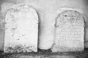 Via di Giù. Lapidi provenienti dal cimitero ebraico antico.