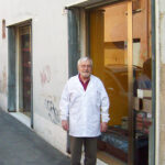Pino Verlicchi fotografato all'esterno della Legatoria di Via Lumagni