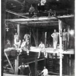 Il Cinema Venturini negli anni venti, durante la ristrutturazione. In alto al centro da destra Roberto Sella e Don Evaristo (seduto).