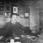 Il compositore nel suo studio della Villa. Foto del 1910.