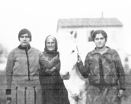 Da sinistra, Emilia Marzetti, la figlia Maria Brunetti e Jolanda Marzetti, sorella di Emilia.